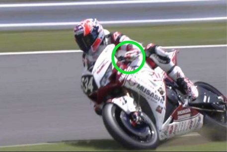 La caduta di Stoner alla 8 ore di Suzuka 2015